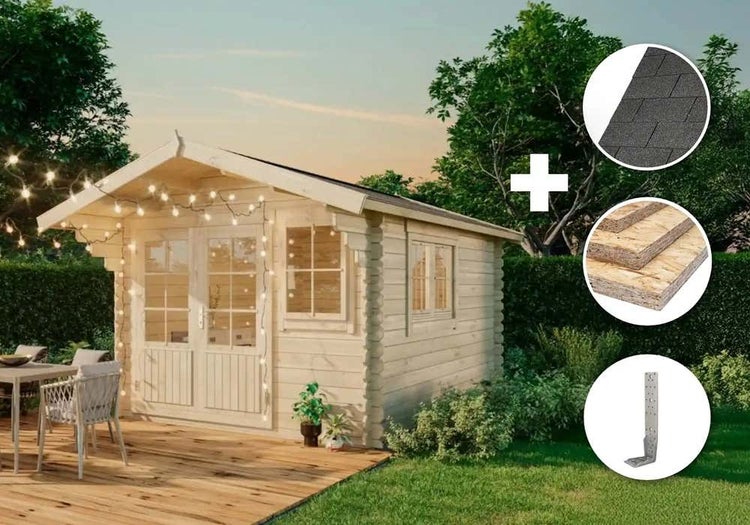 Helles Holz-Gartenhaus mit Doppeltür auf einer Holzterrasse, dekoriert mit Lichterkette. Inklusive Dachschindeln, Bodenplatten und Montagewinkel.