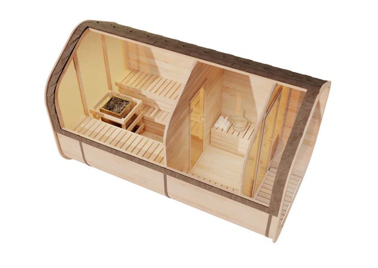 Fasssauna aus Holz mit zwei Räumen, Inneneinrichtung mit Holzbänken und Saunaofen, große Glasfront und dunkles Schindeldach.
