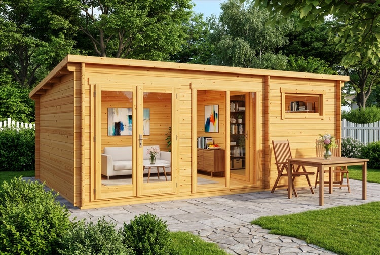 Großes Gartenhaus aus Holz mit Pultdach, großen Glastüren und Terrasse. Innenraum möbliert und Außenbereich mit Holz-Sitzgruppe.