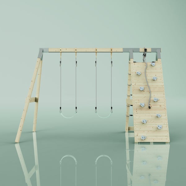 Schaukelgestell aus Holz mit zwei Schaukeln und einer Kletterwand mit Klettersteinen und Seil.