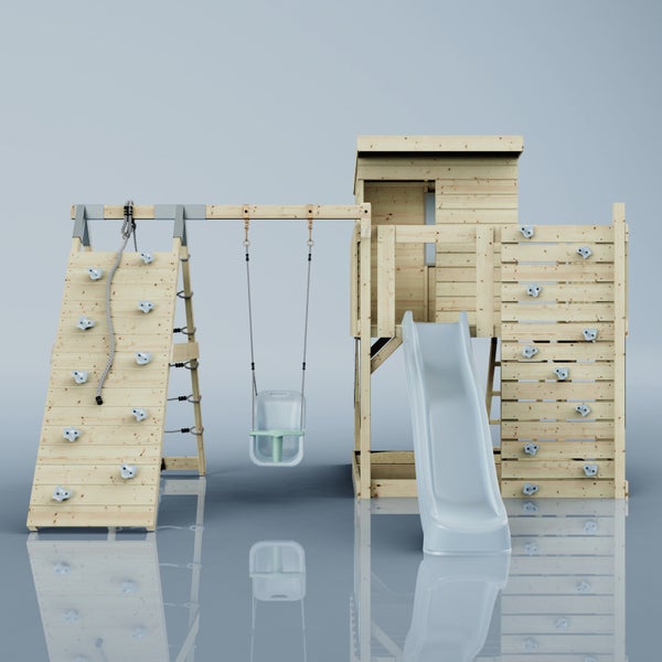 Kletterturm aus hellem Holz mit Rutsche, Babyschaukel, Kletterwand mit Seil und integriertem Spielhaus.