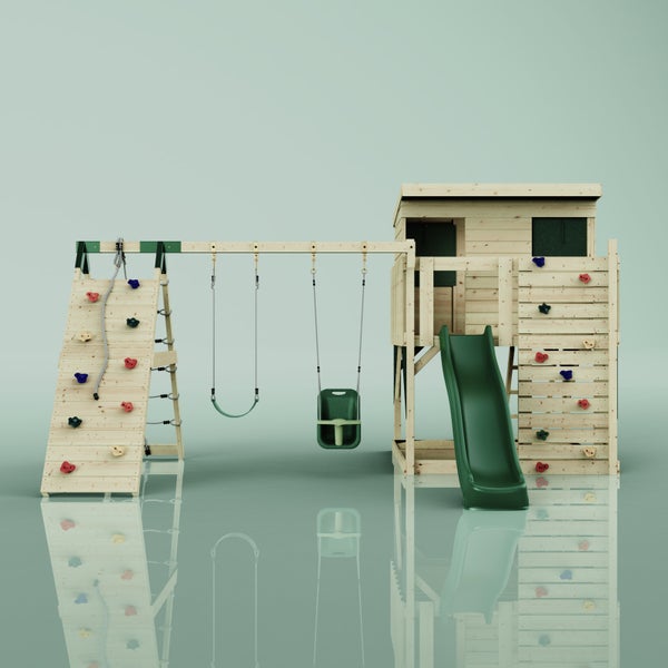 Spielturm aus Holz mit Spielhaus, Rutsche, zwei Schaukeln und Kletterwänden mit bunten Griffen.