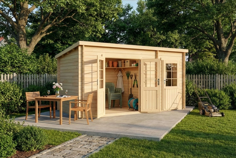 Helles Gartenhaus aus Holz mit Flachdach und Glastüren auf einer Terrasse, umgeben von Bäumen, Rasen, Gartenmöbeln und einem Rasenmäher.