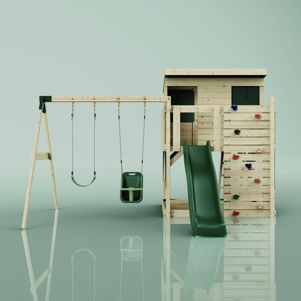 Spielturm aus Holz mit Spielhaus, Rutsche, zwei Schaukeln und integrierter Kletterwand.