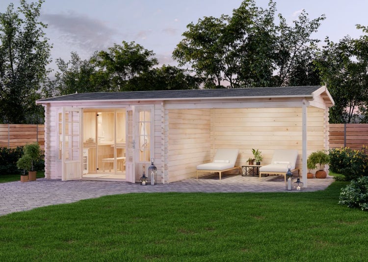 Großes Gartenhaus aus Holz mit integrierter Sauna und überdachter Terrasse mit Liegestühlen in einem gepflegten Garten.