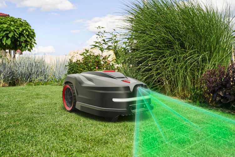 Mähroboter mäht einen Rasen im gepflegten Garten und scannt die Fläche mit einem Sensorstrahl zur Navigation.