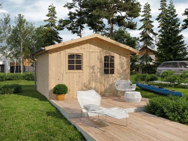 Gartenhaus aus Naturholz mit Satteldach, Fenster und Tür auf einer Holzterrasse mit modernen Gartenmöbeln in einem hellen Garten.