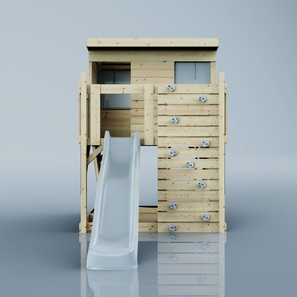 Spielhaus aus Holz mit Rutsche und Kletterwand.