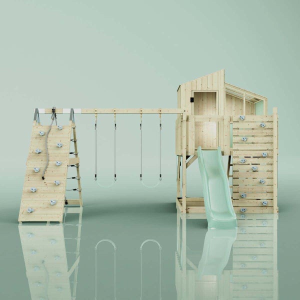 Großer Spielturm aus Holz mit integriertem Spielhaus, einer Wellenrutsche, zwei Schaukeln und zwei Kletterwänden mit Klettersteinen.