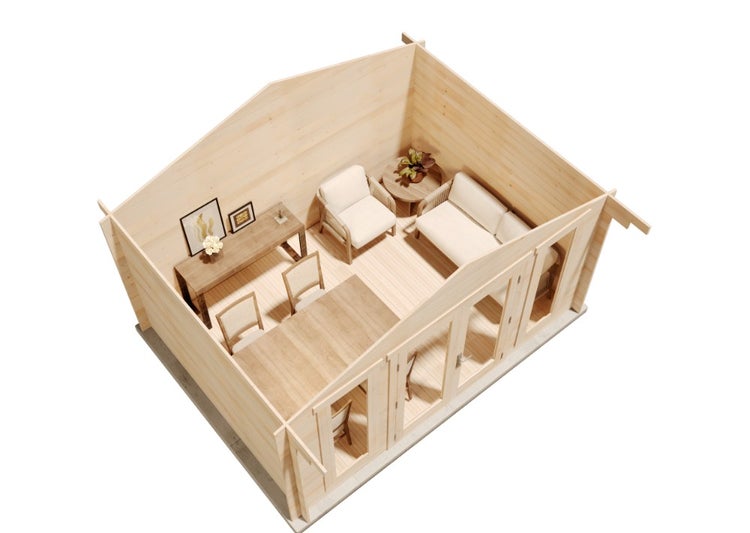 Einblick in ein Gartenhaus aus hellem Holz ohne Dach mit Inneneinrichtung wie Sofa, Sessel, Tisch und Stühlen.