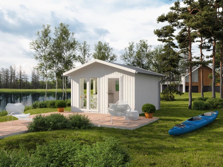 Modernes weißes Gartenhaus aus Holz mit großen Glasfronten auf einer Terrasse am See, inklusive Gartenmöbeln und Kajak.