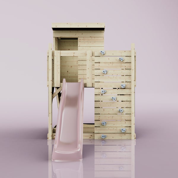 Spielturm aus Holz mit rosa Rutsche und einer Kletterwand mit grauen Griffen.