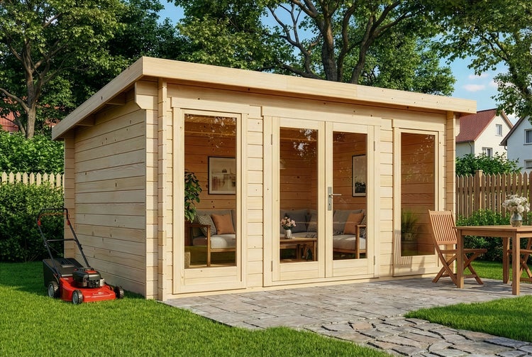 Modernes Gartenhaus aus Holz mit Flachdach, großen Glasfenstern und Doppeltür auf einer gepflasterten Terrasse im Garten.