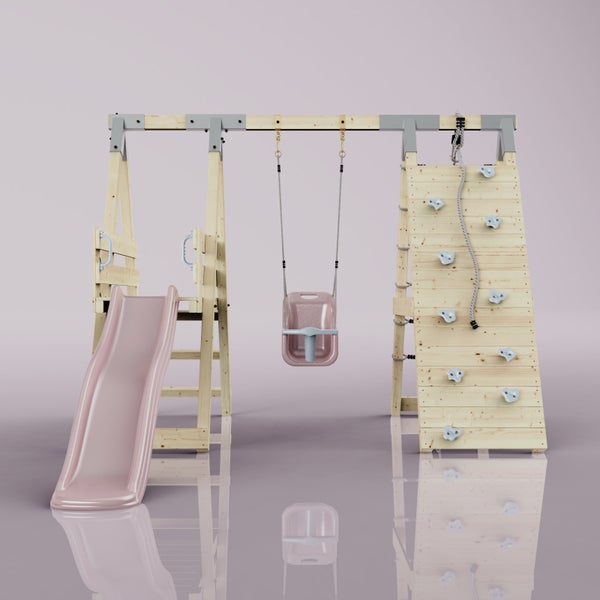 Olivenbaum mit dickem Stamm und grünen Blättern in einer organisierten Baumschule, umgeben von weiteren Olivenbäumen in Kübeln auf Kies.