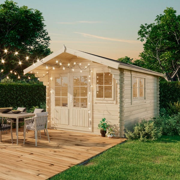 Holzgartenhaus mit Terrasse und Lichterkette im Garten