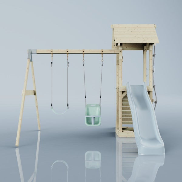 Spielplatz mit Schaukel und Rutsche aus Holz