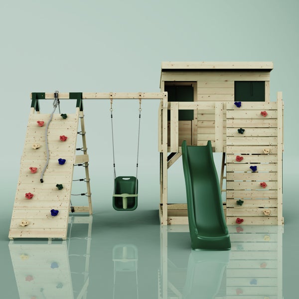 Spielturm aus Holz mit Spielhaus, grüner Rutsche, Schaukel und Kletterwand mit bunten Klettersteinen.