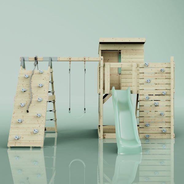 Spielturm aus Holz mit Spielhaus, Rutsche, Schaukel und zwei Kletterwänden mit Klettersteinen und Seil.