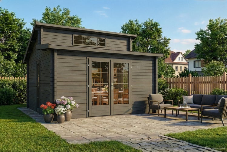 Modernes Gartenhaus aus Holz mit Pultdach, Doppeltür mit Sprossenfenstern, Oberlicht und angrenzender Terrasse mit Lounge Möbeln im Garten.