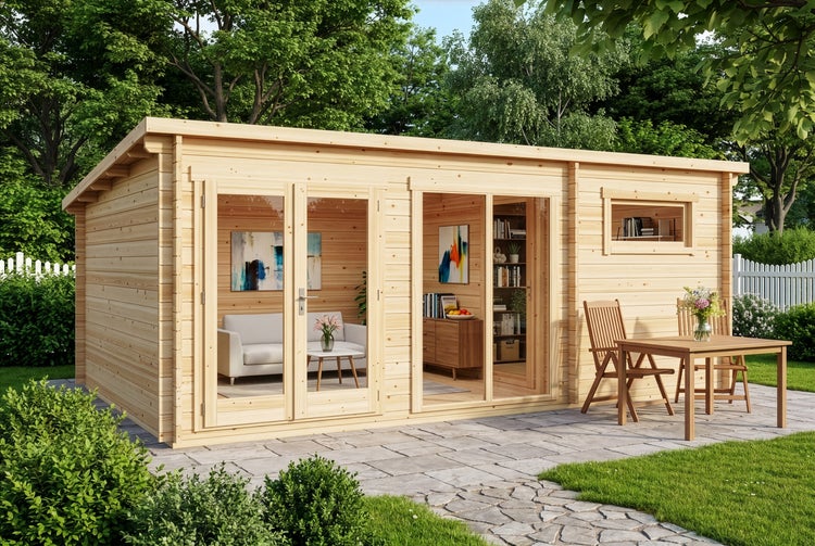 Modernes Gartenhaus aus Holz mit großen Glasfronten, eingerichtet als Wohnraum, davor eine Steinterrasse mit Holzmöbeln im Garten.
