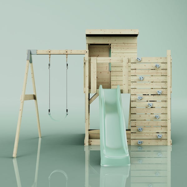 Spielturm aus Holz mit Wellenrutsche, einer Einzelschaukel und einer Kletterwand mit Klettersteinen.
