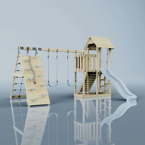 Spielturm aus hellem Holz mit Rutsche, zwei Schaukeln und einer Kletterwand mit Seil.