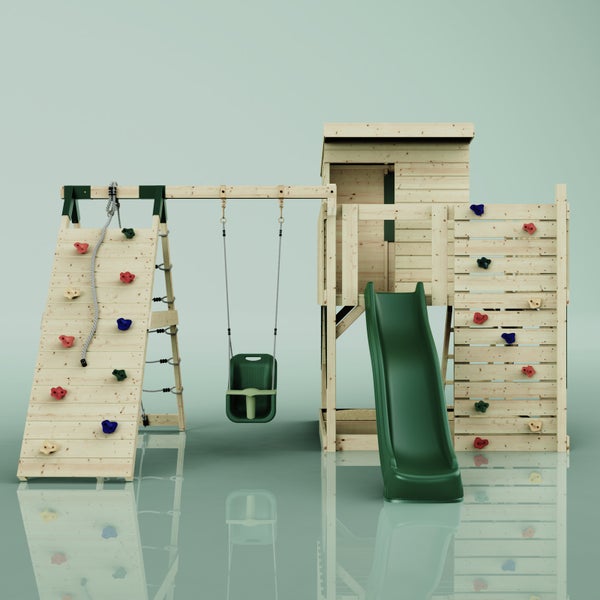 Spielturm aus Holz mit grüner Rutsche, Kletterwand, Spielhaus und integriertem Sandkasten.