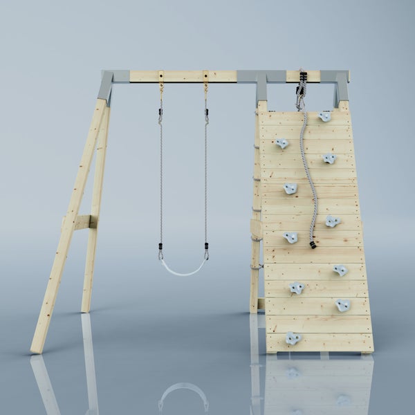 Kinderspielgerät aus Holz mit einer Schaukel, einer Kletterwand mit Griffen und einem Kletterseil.