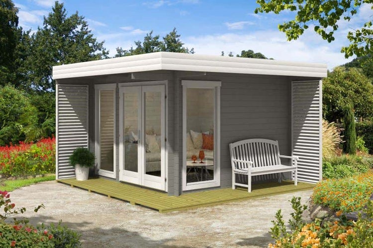 Modernes Gartenhaus aus Holz mit Flachdach, Glastüren, Terrasse und weißer Gartenbank in einer grünen Gartenanlage.