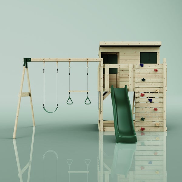 Spielturm aus Holz mit Spielhaus, Rutsche, Kletterwand, Schaukel und Trapez mit Turnringen.