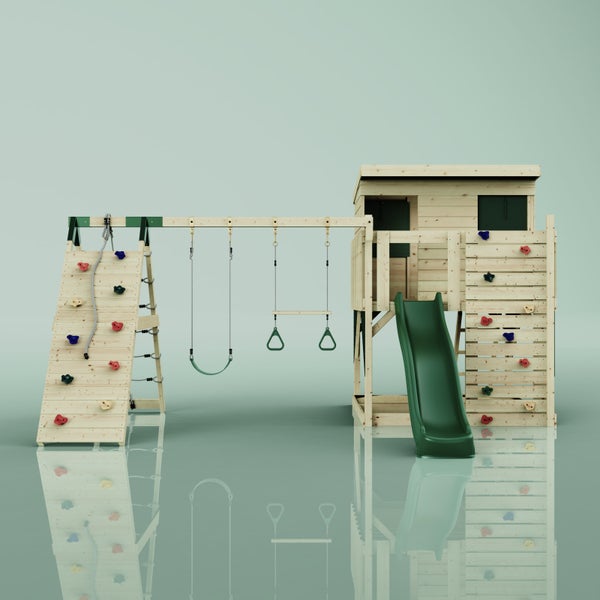 Spielturm aus Holz mit Rutsche, Schaukel, Kletterwand und Spielhaus.