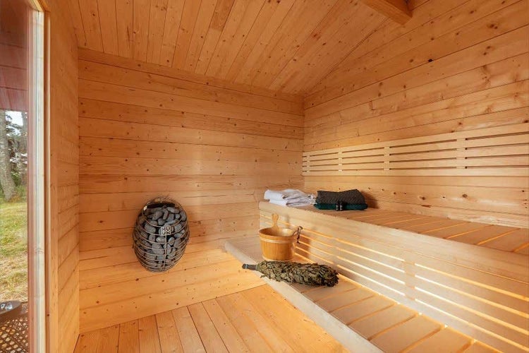 Alpholz Sauna Vinja Gartensauna 2 Sitzbänke aus Holz, Sauna mit 44 mm Wandstärke Außensauna, Naturbelassen