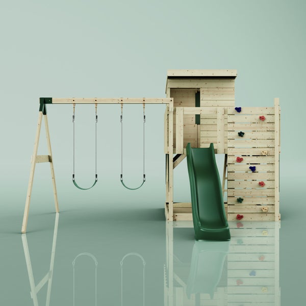 Draufsicht auf einen hölzernen Spielturm mit Dach, grüner Rutsche und seitlich angebautem Schaukelgestell mit zwei Schaukelsitzen.