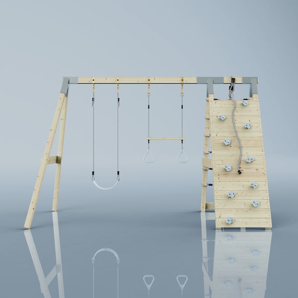 Spielturm aus hellem Holz mit Schaukel, Turnringen, Kletterwand und Seil.