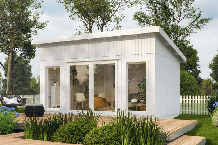 Modernes Gartenhaus aus weißem Holz mit Pultdach, Glasdoppeltür und zwei großen Fenstern auf einer Holzterrasse im Garten.
