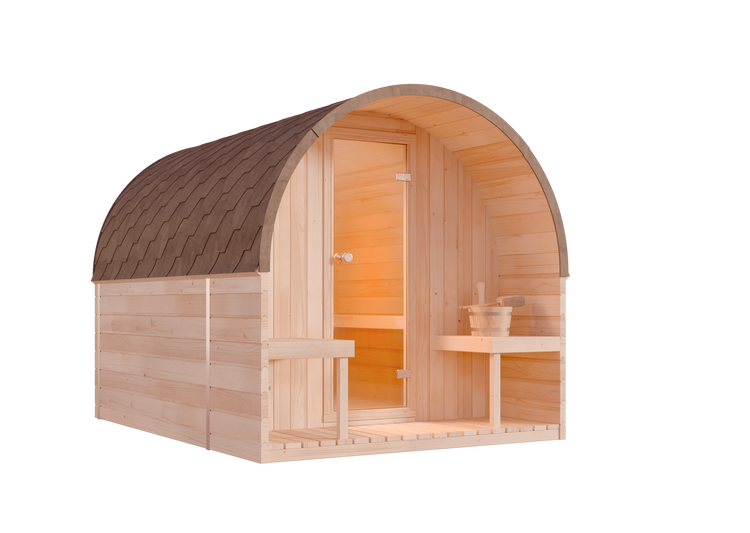 Außensauna aus Holz mit abgerundetem Dach, Schindeln, Glastür und Vorraum mit zwei Sitzbänken.