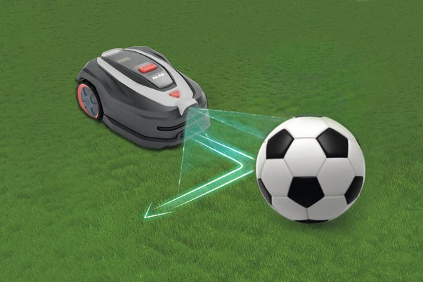 AL-KO Mähroboter mit Sensoren zur Hinderniserkennung auf einer Rasenfläche mit einem Fußball.