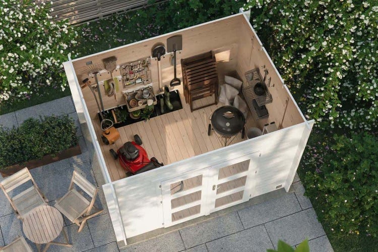 Blick von oben in ein organisiertes Gartenhaus aus Holz mit Rasenmäher, Grill, Gartengeräten und Möbeln in einem grünen Garten.