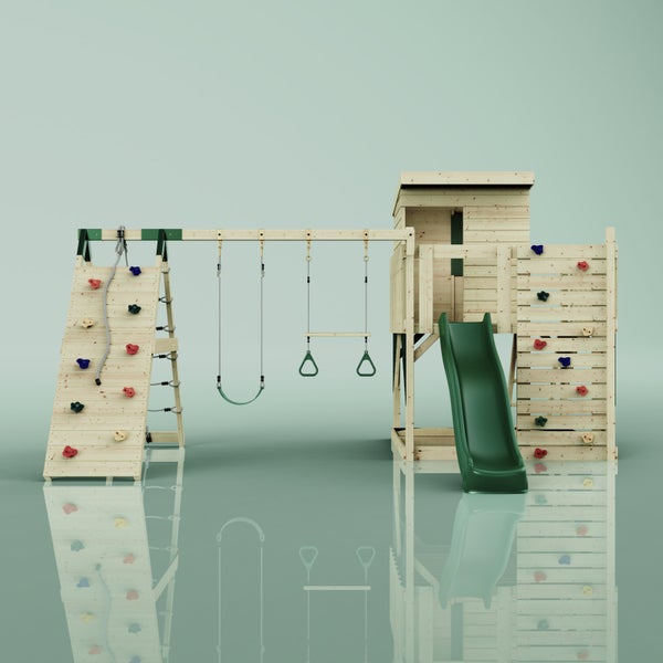 Kletterturm aus hellem Holz mit Rutsche, Schaukel, Turnringen, Strickleiter und zwei Kletterwänden mit bunten Griffen.