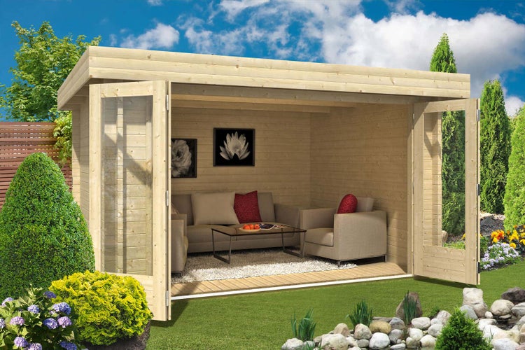 Modernes Gartenhaus aus Holz mit Flachdach und offenen Glastüren, eingerichtet als gemütlicher Wohnraum mit Sofa und Sessel im Garten.