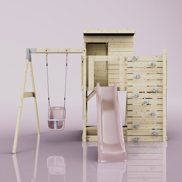 Spielturm aus hellem Holz mit Schaukel, Rutsche und Kletterwand.