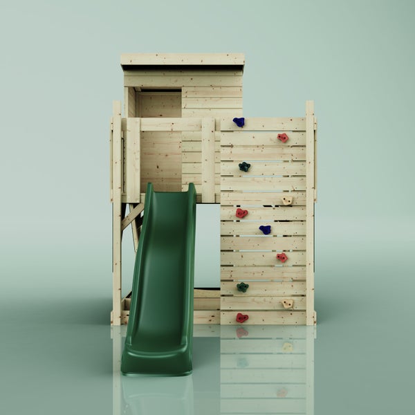 Spielturm aus Holz mit einer Rutsche in Grün und einer Kletterwand mit bunten Griffen.