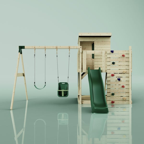 Spielturm aus Holz mit grüner Wellenrutsche, einer Schaukel, einer Babyschaukel und einer Kletterwand mit bunten Klettersteinen.