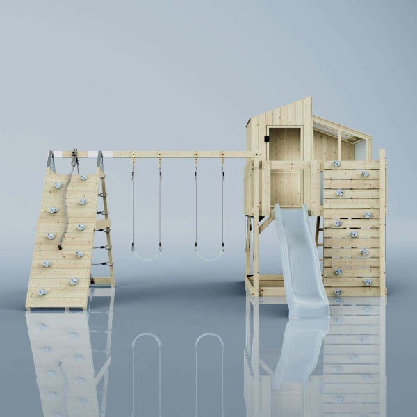 Spielturm aus Holz mit zwei Schaukeln, einer Rutsche, zwei Kletterwänden mit Griffen und einem Kletterseil.