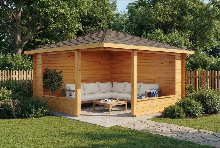 Gartenpavillon aus Holz mit Walmdach, innen ein graues Ecksofa und ein Holztisch, in einem hellen, weitläufigen Garten.