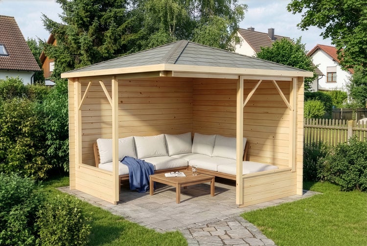 Moderner Eck-Gartenpavillon aus Holz mit Schindeldach, ausgestattet mit Loungesofa und Couchtisch auf einer gepflasterten Terrasse im Garten.