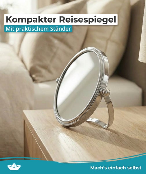 Kompakter Reisespiegel mit Standfuß auf einem Nachttisch