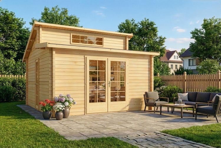 Modernes Gartenhaus aus Holz mit Glastüren auf einer Steinterrasse mit Gartenmöbeln und Blumenkübeln in einem hellen Garten.