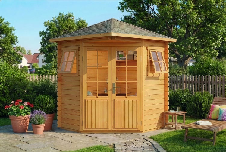 Helles, organisiertes Eckgartenhaus aus Naturholz mit Glasdoppeltür und zwei Ausstellfenstern auf einer Steinterrasse in einem gepflegten Garten.