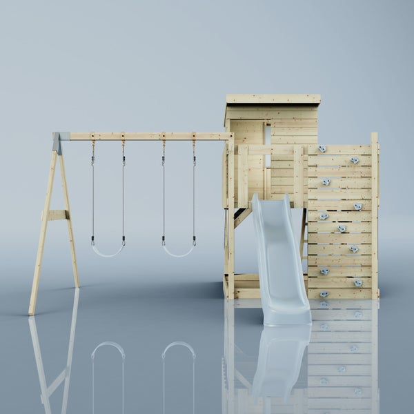 Draufsicht auf einen Spielturm aus Holz mit Rutsche und Schaukelgestell.